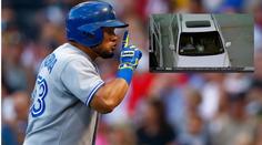 Odpal za všechny prachy! Cabrerův homerun rozbil čelní sklo auta