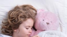 Spánek je u dětí klíčový. Experti zjistili přesný čas, kdy mají vstávat a usínat