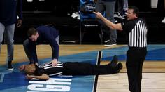 Děsivý moment! Basketbalový rozhodčí omdlel během utkání
