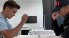 Tak blbá, až geniální hra: Hvězdám Juventusu stačí kámen na stole!