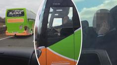 Řidič Flixbusu telefonoval za jízdy. "Autobus byl plný lidí," tvrdí svědek