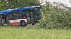Při srážce auta s autobusem se zranilo pět lidí. Na místo letěl vrtulník