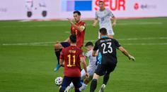 Co tam dělal? Gólman Španělska soupeři připravil trefu do prázdné