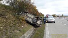Nehoda na dálnici D5. Řidička nezvládla řízení a skončila v příkopu
