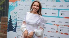 Přímo mezi cyklisty. Maděrová zažila slavný závod přímo z ředitelského vozu