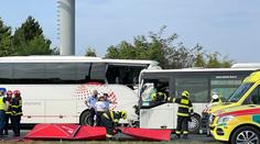 Nehoda dvou autobusů v Praze: Hasiči vyprošťovali zaklíněného řidiče