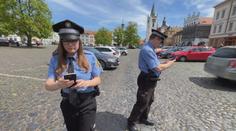 Strážníci berou neplatičům SPZ. Ti začínají ze strachu pokuty splácet