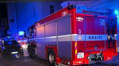 Plameny zachvátily byt v centru Prahy, hasiči zachránili devět lidí a psa
