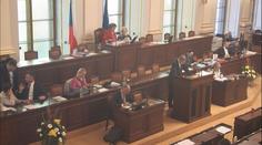 Poslanci řešili odklad části stavebního zákona. Na programu měla být i uprchlická krize