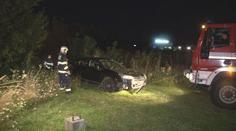 Řidič nevybral zatáčku, poslal auto sto metrů do lesa a utekl