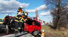 Na Přerovsku se srazila dvě osobní auta, na místě zemřel jeden z řidičů