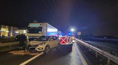 Řidiče odstaveného kamionu srazilo na sjezdu z dálnice D1 auto, nepřežil