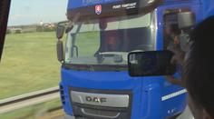 Tablety, mobily, nepozornost! Policie kontroluje řidiče kamionů z autobusu