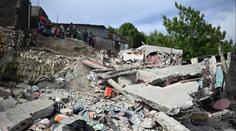 Zemětřesení na Haiti zabilo rodinu, zřítil se na ni dům