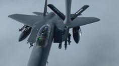 Mezinárodní cvičení na českém nebi: Američtí piloti trénovali tankování stíhaček za letu
