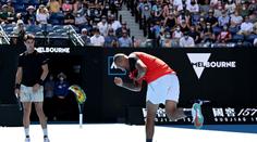 Kyrgios zase řádil! Hádal se s rozhodčím, rozbil raketu a ukazoval prostředníček