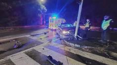 Auto v Pardubicích narazilo do semaforu. Řidič zmizel a policie neví, komu vůz patří
