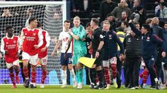 Čtyři roky bez fotbalu. Fanoušek napadl brankáře Arsenalu a dostal tvrdý trest