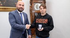 Popelář našel u odpadu půl milionu. Jeho reakci ocenil i primátor