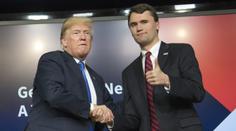 Komentátora Kirka při debatě zasáhl střelec. Trumpův spojenec na následky zranění zemřel
