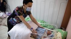 Přes 20 miminek v Kyjevě čeká na své rodiče. Ti si pro ně ze zahraničí nemohou přijet