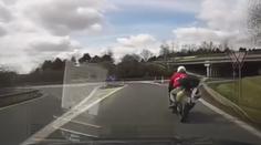Motorkář nepřežil střet s dodávkou. Bezohlednou jízdu zachytily kamery