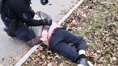 Zloděj měl pech. Zkoušel vykrást auto policistovi přímo před nosem