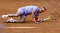Neuvěřitelný Nadal. Při výměně spadl, následně ji vyhrál skvělým úderem