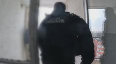Chtěl skočit z 13. patra, policie ho zachránila jen díky pohotovému svědkovi