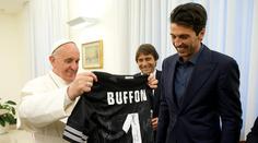 Messi bude hrát pro papeže, ten už má dres od Buffona