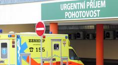 Záchranka s pacientem čekala půl hodiny. Lékař byl na obědě, tvrdí