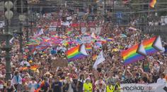 Praha se zbarvila do duhových barev. Na pochod Prague Pride zavítaly tisíce lidí