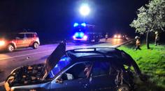 Na Kladensku skončilo auto v příkopu, pro řidiče letěl vrtulník