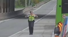 Tančící policistka probouzí v lidech emoce. Ne vždy však pouze ty pozitivní