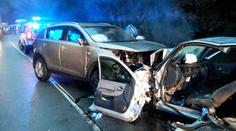 Při brutálním nárazu se zranili čtyři lidé, jeden zůstal uvězněný v autě