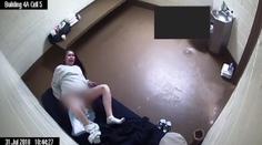 Žena porodila přímo ve své cele! Nikdo jí v nejtěžší chvíli nepomohl