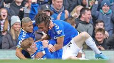 Everton v důležitém utkání přehrál United, Chelsea dala kanára