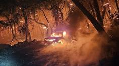 Celé chorvatské pobřeží hoří. Všude je dým, pobřeží zahalil kouřový smog