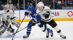 Kämpf skóroval a Toronto rozstřílelo Kings. Hronek a Kubalík bez bodů