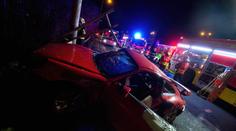 Ze sporťáku vrak. Porsche v Ostravě trefilo zábradlí i sloup. VIDEO