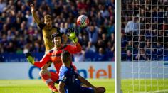 Čech má formu! Vytáhl skvělý reflex, pomohly mu i tyče