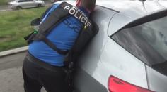 Auto v Brně se samo zamklo s dítětem uvnitř. Na záchranu měla policie jen minuty