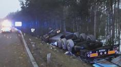 Nehody kamionů na Vysočině: Jeden převážel kukuřici, druhý chemikálie