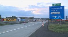 Dálnici D1 zablokovala řada nehod. Tvořily se mnohakilometrové kolony