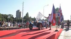 Stovky veteránů se vrátily do Prahy. Za tři dny najely tisíc kilometrů