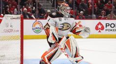 První nula v NHL. Skvělý Dostál vychytal Chicago, Pasta se bodově odmlčel