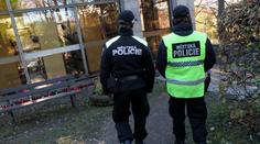 Žena se ptala strážníků na cestu. Na služebně nechala "dárek"