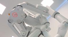 V pražské nemocnici operuje robot. Bez asistence lékařů se ale neobejde