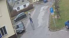 Žena pronásledovala zloděje, který kradl. Nakonec získala jeho lup