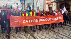 Odbory vyzvaly vládu k dialogu. Už není o čem jednat, oponuje Fiala